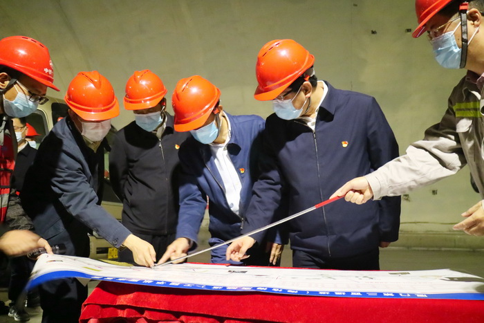 0219【工程公司】福建省委常委、廈門市委書記趙龍調(diào)研海滄隧道（第二西通道）項目 (2)_調(diào)整大小.jpg